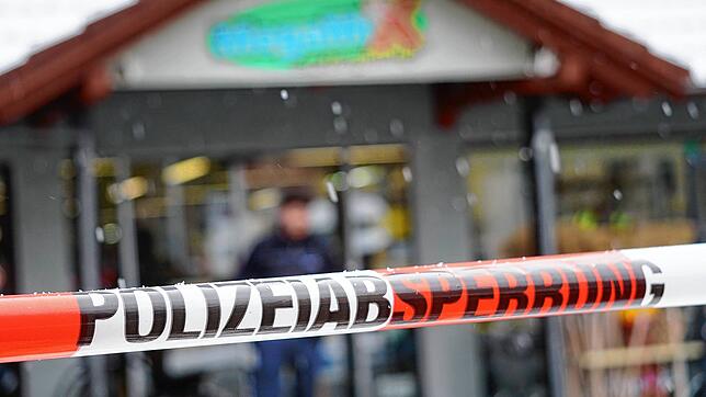 Ein Absperrband der Polizei hängt vor dem Geschäft Megamix in Markdorf.