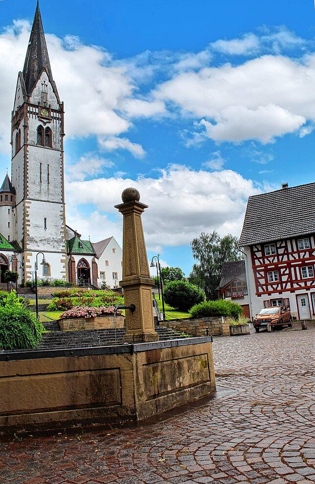 Der Kirchplatz in Grießen.