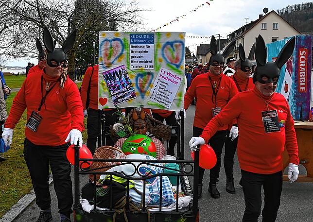 Die Betthasen hatten tatsächlich ein Bett dabei und Erwachsene durfte sich kleine Preise erwürfeln, die teilweise nicht ganz jugendfrei ...