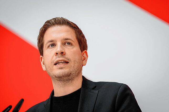 „In diesem Ergebnis liegen klare Botschaften in Richtung der Bundespolitik“, räumte SPD-Generalsekretär Kevin Kühnert ein. Viele ...