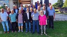 Auch sie stehen für den SV Volkertshausen: Ehrenmitglieder vor dem Clubheim und Reinhold Brandt, Präsident des Südbadischen ...
