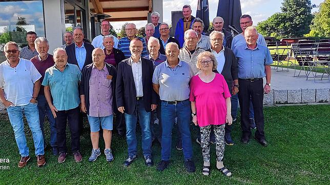 Auch sie stehen für den SV Volkertshausen: Ehrenmitglieder vor dem Clubheim und Reinhold Brandt, Präsident des Südbadischen ...