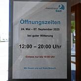 (Archivbild von Juni 2025) Das Rheinstrandbad Konstanz hat im Vergleich zu früheren Jahren kürzere Öffnungszeiten.