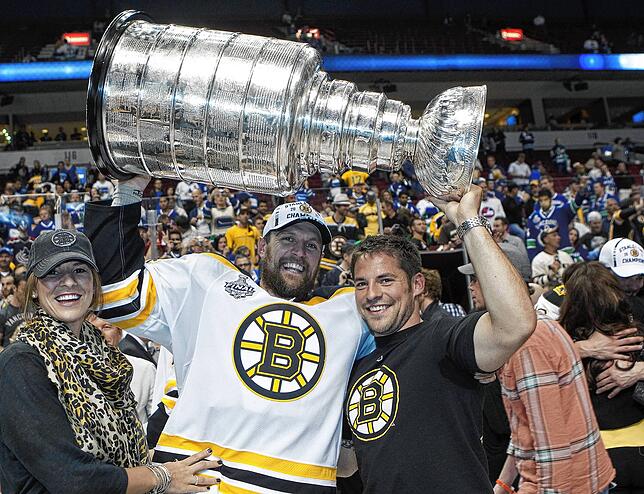 Erinnerung: Dennis Seidenberg im Jahr 2011 mit seiner Frau Rebecca (links), Bruder Yannic und dem Stanley Cup.