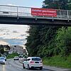An der Eglisauer Fussgänger Passarelle mahnte ein Banner die Einkaufstouristen zur Umkehr.