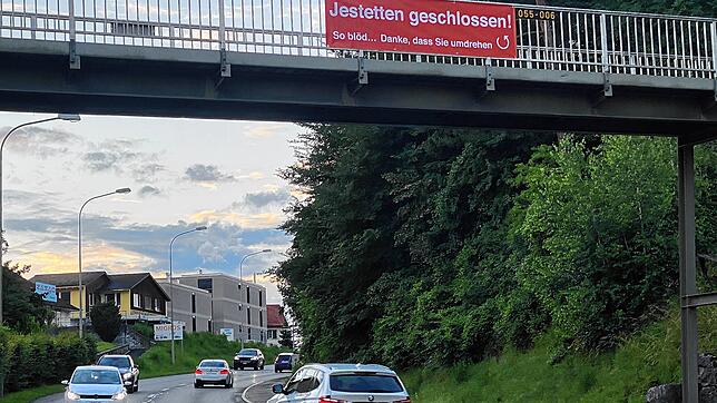 An der Eglisauer Fussgänger Passarelle mahnte ein Banner die Einkaufstouristen zur Umkehr.