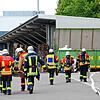 Mitglieder der Feuerwehren bringen Verletzte zu den Betriebs-Sanitätern.