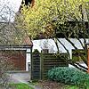 Um dieses Haus in einer Hegau-Gemeinde ging es bei der Zwangsversteigerung vor dem Singener Amtsgericht. Das Gartenhaus rechts im Bild ...