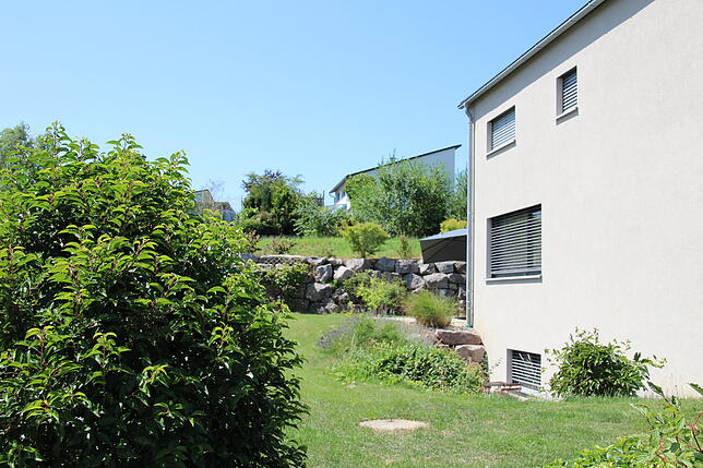Der Garten des Hauses auf dem Aarberg trägt die Handschrift von Tanja Frank.