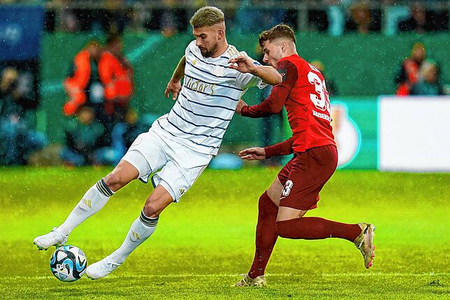 Saarbrückens Kai Brünker und Kaiserslauterns Jan Elvedi kämpfen um den Ball.