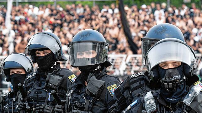 Bei Hochrisikospielen im Fußball ist die Polizei besonders gefordert.