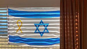 Die Israel-Flagge mit gelber Schleife im Fenster: Sie löst bei manchen Passanten judenfeindliche Reaktionen aus.