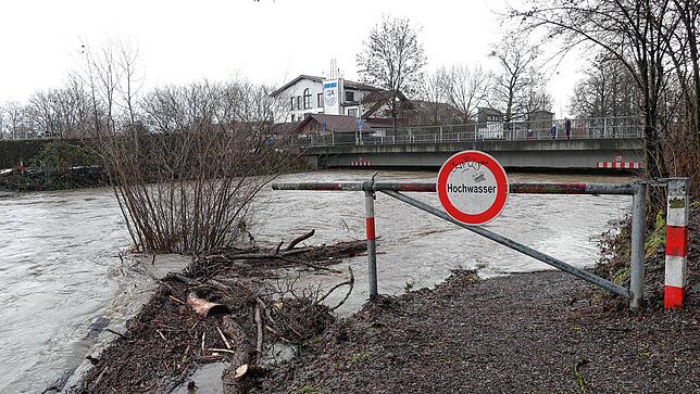 Hochwasser an der Rotach am 29. Januar 2021. Kurz vor der Mündung in den Bodensee ist kaum noch Platz unter der Brücke.