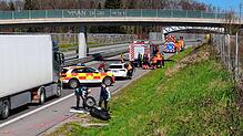 Ein Biker ist mit seiner Harley am 3. April auf der B31-neu ins Heck eines Lastwagens geprallt und dabei gestorben.