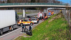 Ein Biker ist mit seiner Harley am 3. April auf der B31-neu ins Heck eines Lastwagens geprallt und dabei gestorben.