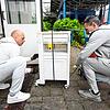 Helfer bereiten einen Nachtschrank für den Transport vor. Es ist einer von vielen Gegenständen aus dem Krankenhaus Radolfzell, der in ...