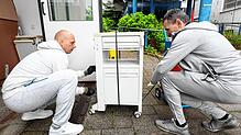 Helfer bereiten einen Nachtschrank für den Transport vor. Es ist einer von vielen Gegenständen aus dem Krankenhaus Radolfzell, der in ...