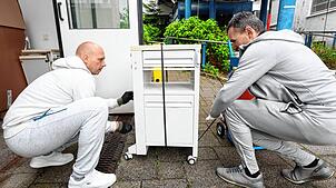 Helfer bereiten einen Nachtschrank für den Transport vor. Es ist einer von vielen Gegenständen aus dem Krankenhaus Radolfzell, der in ...