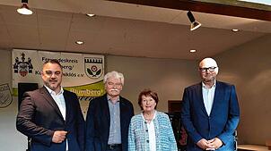Sie feiern das 25-jährige Bestehen der Freundschaft zwischen Blumberg und dem ungarischen Kunszentmiklos (von links): Bürgermeister ...