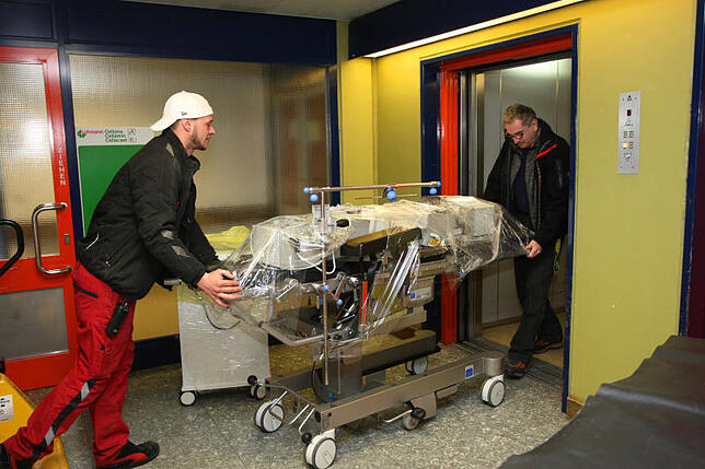 Kostbare Fracht: Marcel Schubert (links) und Gerd Zachenbacher (rechts) zirkeln vorsichtig einen der teuren und mehr als eine halbe ...