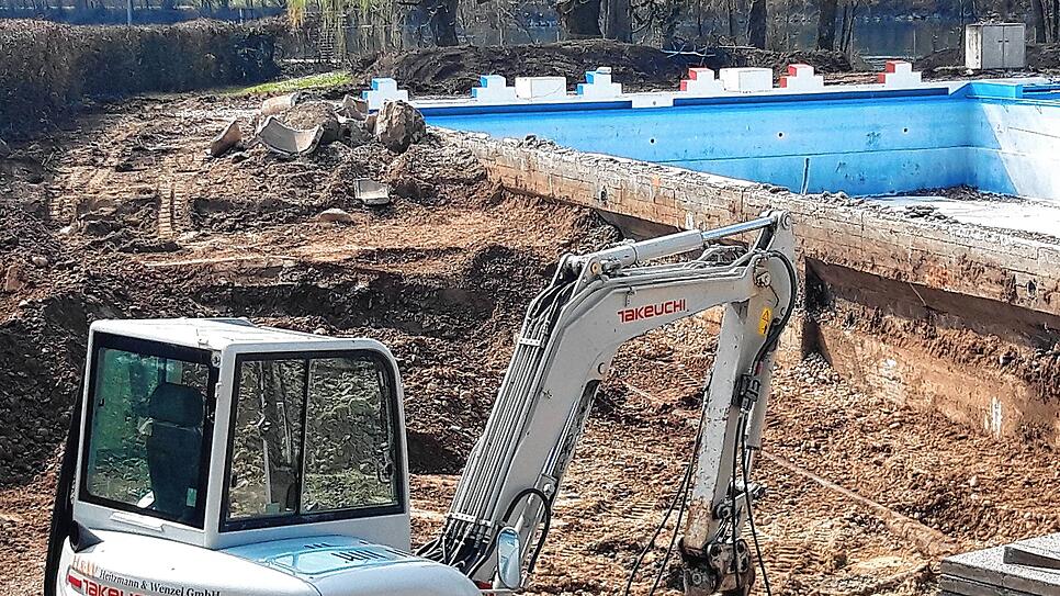 Bild : Baggern statt Planschen: Ein Besuch auf der Baustelle im Waldshuter Freibad