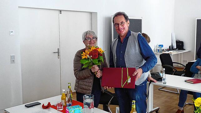 Ein Dank ging an Michèle Poitou, der Vorsitzende des Partnerschaftskomitees Waldshut-Tiengen, Markus Schmitt, überreichte ihr ein Geschenk.