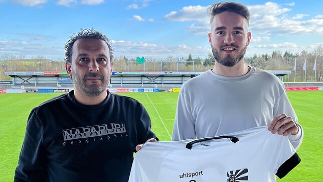 Willkommen in Villingen: FC 08- Sportvorstand Arash Yahyaijan (links) und Neuzugang Nico Rodewald.