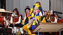Die neue Symbolfigur der Meßkircher Fasnet: Der Petter Letzkopf, Patrick Hanser, zückt in seiner gesungenen Antrittsrede die Klarinette.