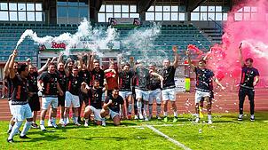 Meisterlich: Die „Dritte“ des FC Tiengen 08 wurde vorzeitig und – bisher – unbesiegt Meister der Kreisliga C-6 und steigt in die ...