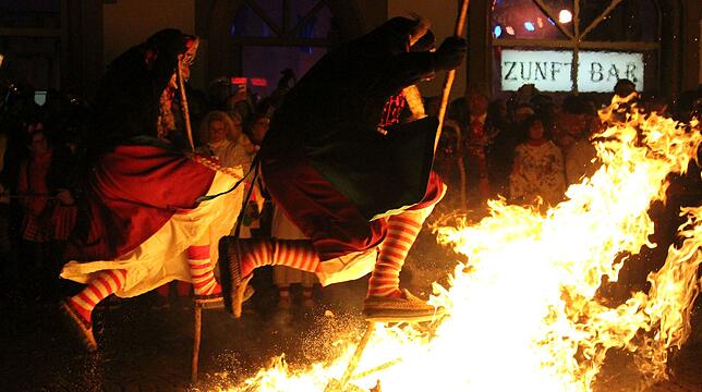 Die Stadthexen der Narrenzunft Furtwangen springen bei der „Meckererverbrennung“ auf dem Marktplatz am Samstagabend über das ...