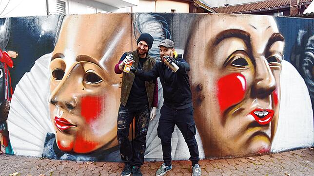Jonas Fehlinger (rechts) und Steffen Schulz haben das aufwendige Graffiti am Gerbereck geschaffen.