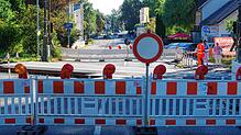 Der Bahnübergang an der Schaffhauser Straße ist noch bis zum Sonntag wegen Instandsetzungsarbeiten an den Gleisen gesperrt.