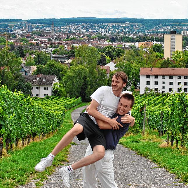 Vom Bismarckturm aus kann die Stadt überblickt werden – das wissen auch YZ (links) und Philipp, die viel mit dem Ort verbinden.
