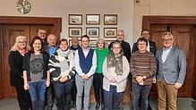 Die Vorstands- und Stiftungsratsmitglieder der Bürgerstiftung mit dem scheidenden Stiftungsratsvorsitzenden Lothar Riebsamen (ganz ...