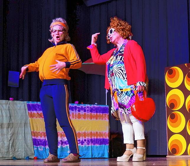 Regina Bennek (links) und Rosi Dörflinger werden beim Düengemer Stadl ganz sicher wieder mit ihrem losen Mundwerk punkten. (Archivbild)