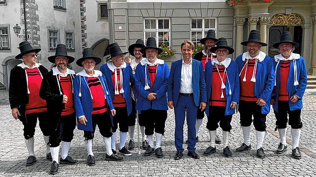 Die Einungsmeister der Grafschaft Hauenstein zusammen mit Oberbürgermeister Michael Lang vor dem historischen Rathaus in Wangen. Bild: ...