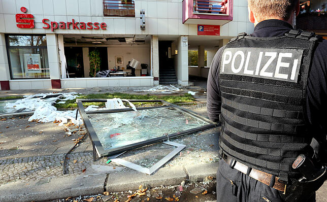 Einbruch in Berliner Sparkassen-Filiale Ein Polizeibeamter sichert das Umfeld vor einer Sparkassenfiliale in Berlin. Unbekannte hatten in den frühen Morgenstunden in der ...