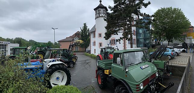 Mit einem Traktorenkorso machten sich die Bewohner des Enkendorfs am Dienstag auf den Weg zur Gemeinderatssitzung im Alten Schloss, um ...