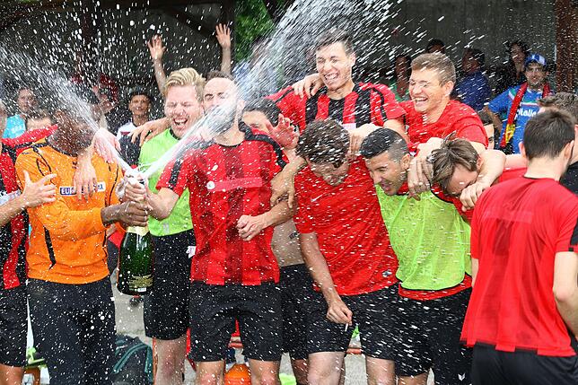 Aufsteiger Nr. 2, 2014: Nach einer Pressekonferenz im Anschluss an das 1:3 gegen den SV Au-Wittnau durfte auch der unterlegene FSV ...
