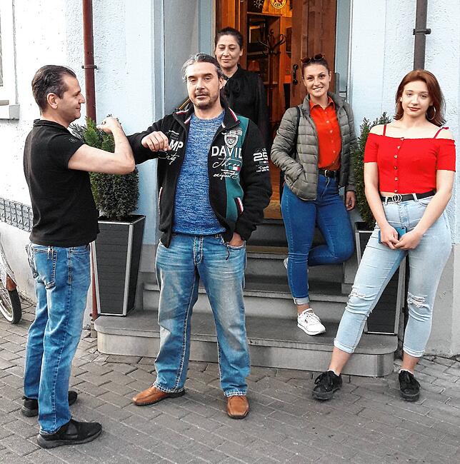 Musti und Riccardo zeigen den Corona-Gruß, Matilde, Nadia und Chiara gegen 18:30 Uhr, kurz bevor das Logan‘s für den Rest des ...