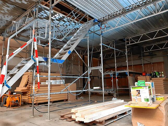 Im Inneren der Halle sieht derzeit noch alles nach Baustelle aus. Eine Treppe führt nach oben in den Dachbereich.