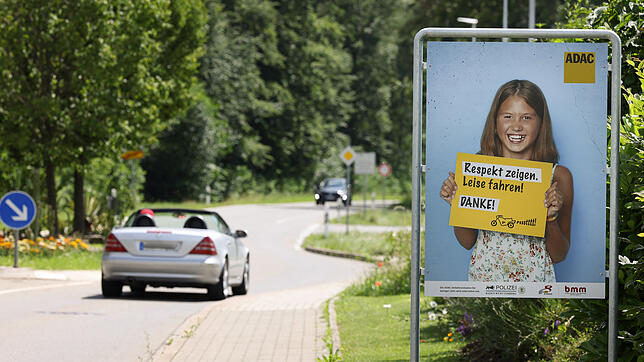 Respekt zeigen. Leise fahren &ndash; diese Hinweisschilder wurden in der Gemeinde Moos installiert, um insbesondere Motorradfahrer zu ...