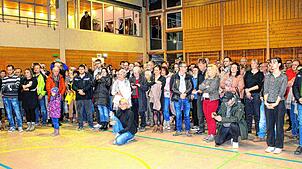Am Sonntag verfolgen die zahlreichen Bürger in der Bundschuhhalle in Herdwangen gespannt die Verkündung der Ergebnisse. Für musikalische ...