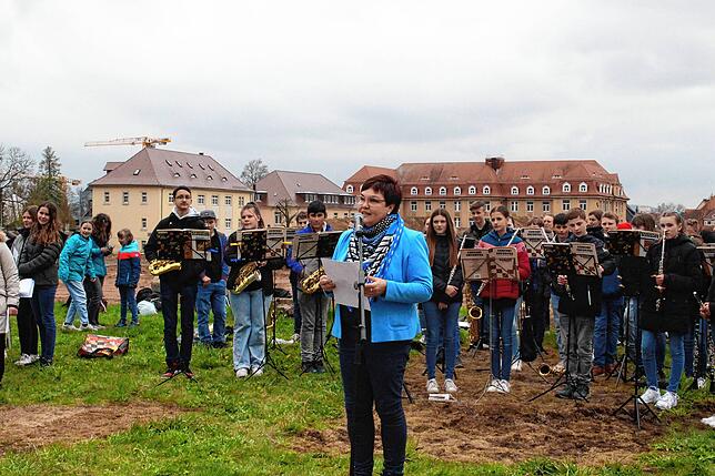 Rektorin Katja Fox spricht über die Planungen zum Bau der neuen Realschule.