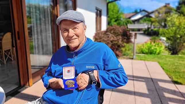 Einer der erfolgreichsten Deutschen im Behindertensport: Der ehemalige Tischtennisspieler Bruno Haßler mit einer seiner zahlreichen ...