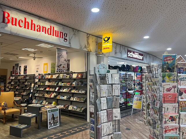 Hier reihen sich zu Stoßzeiten dutzende Postkunden auf: Die Filiale in der Buchhandlung von Andreas Braun wird stark nachgefragt.