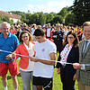 Bei der Freigabe der Sportanlagen in Salem (von links): Sportfachleiter Peter Hagmann, Geschäftsführerin Brigitte Mergenthaler-Walter, ...