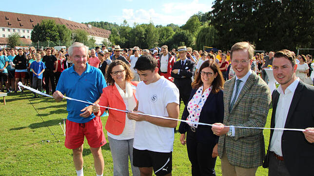 Bei der Freigabe der Sportanlagen in Salem (von links): Sportfachleiter Peter Hagmann, Geschäftsführerin Brigitte Mergenthaler-Walter, ...