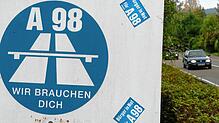 Protest seit Jahrzehnten: Mit solchen Schildern fordern verkehrsgeplagte Bürger immer wieder den Bau der Hochrheinautobahn. Aktuell ...