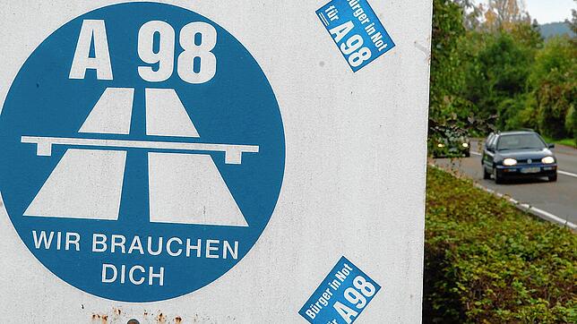Protest seit Jahrzehnten: Mit solchen Schildern fordern verkehrsgeplagte Bürger immer wieder den Bau der Hochrheinautobahn. Aktuell ...